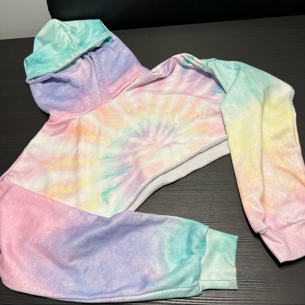crop tie dye hoodie by Efan. Pastel tie dye colors